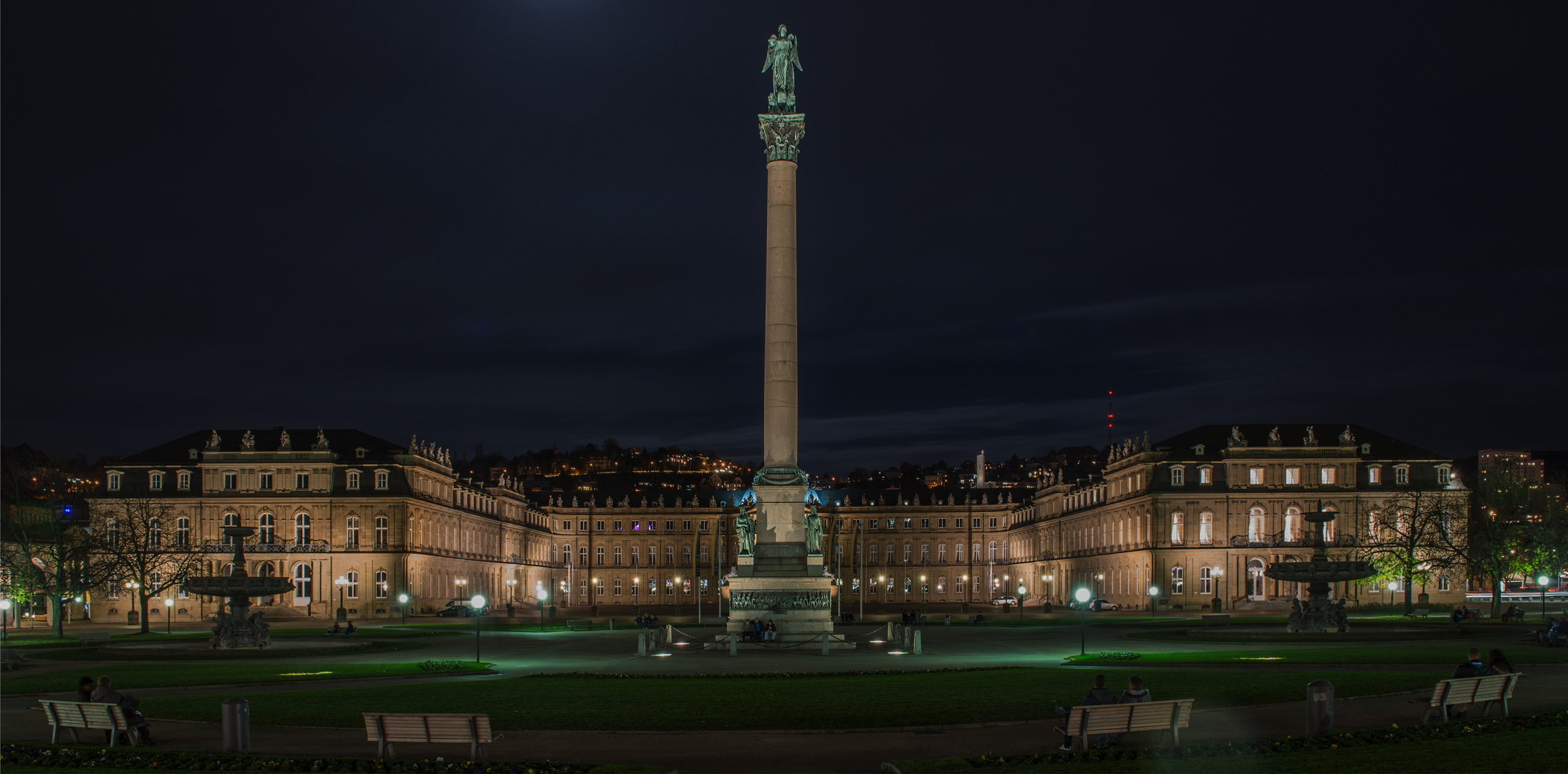 Neues Schloss Stuttgart mit Säule