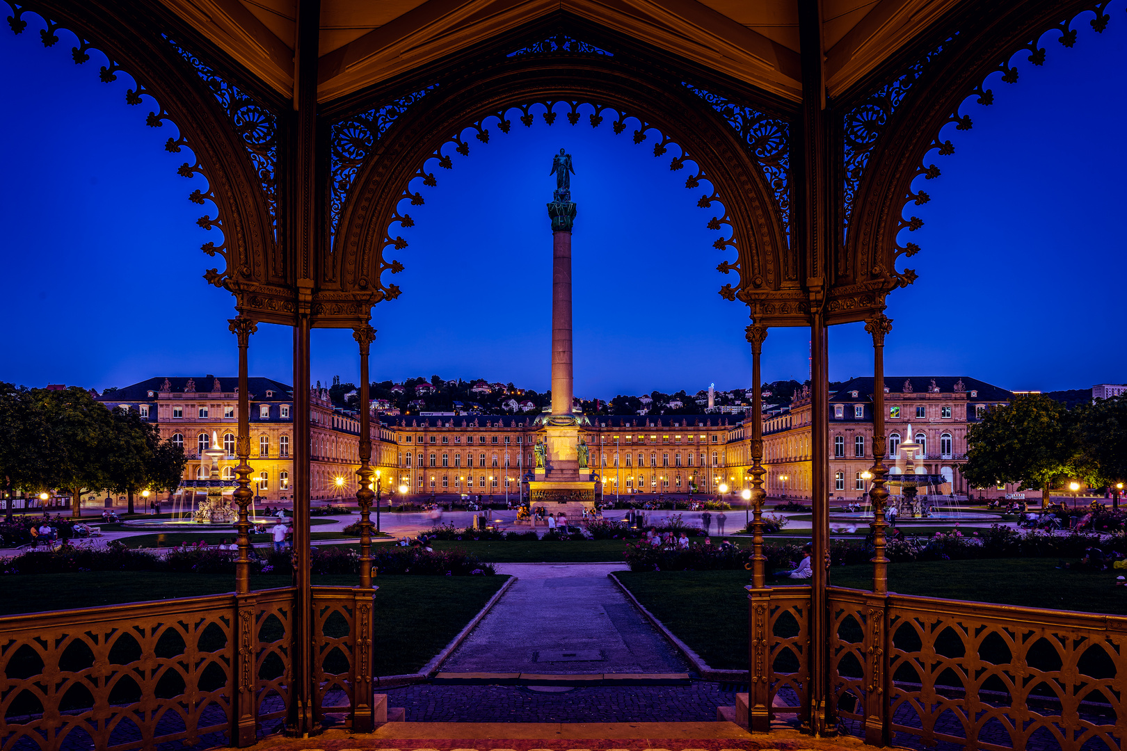 neues Schloss Stuttgart zur blauen Stunde