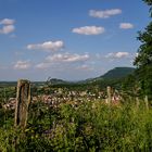 Neuffen mit Blick auf die Kaiserberge (Hohenstaufen, Stuifen, Rechberg)