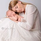 Neugeborenes und Mami