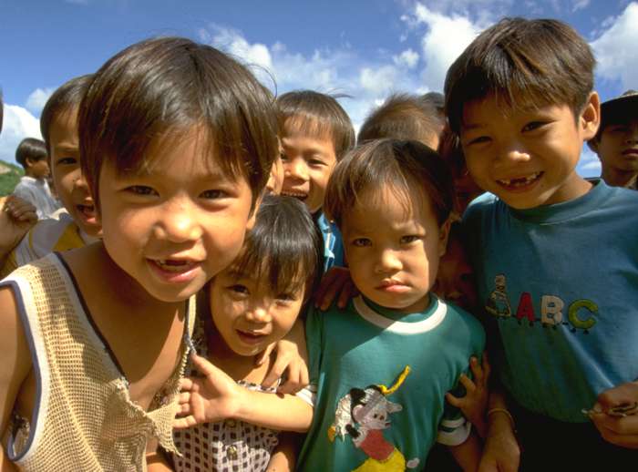 Neugierde - Kinder in  Vietnam