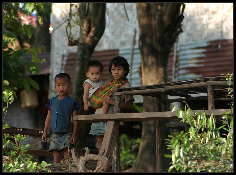 Neugierige Blicke, Khammouane Provinz, Laos