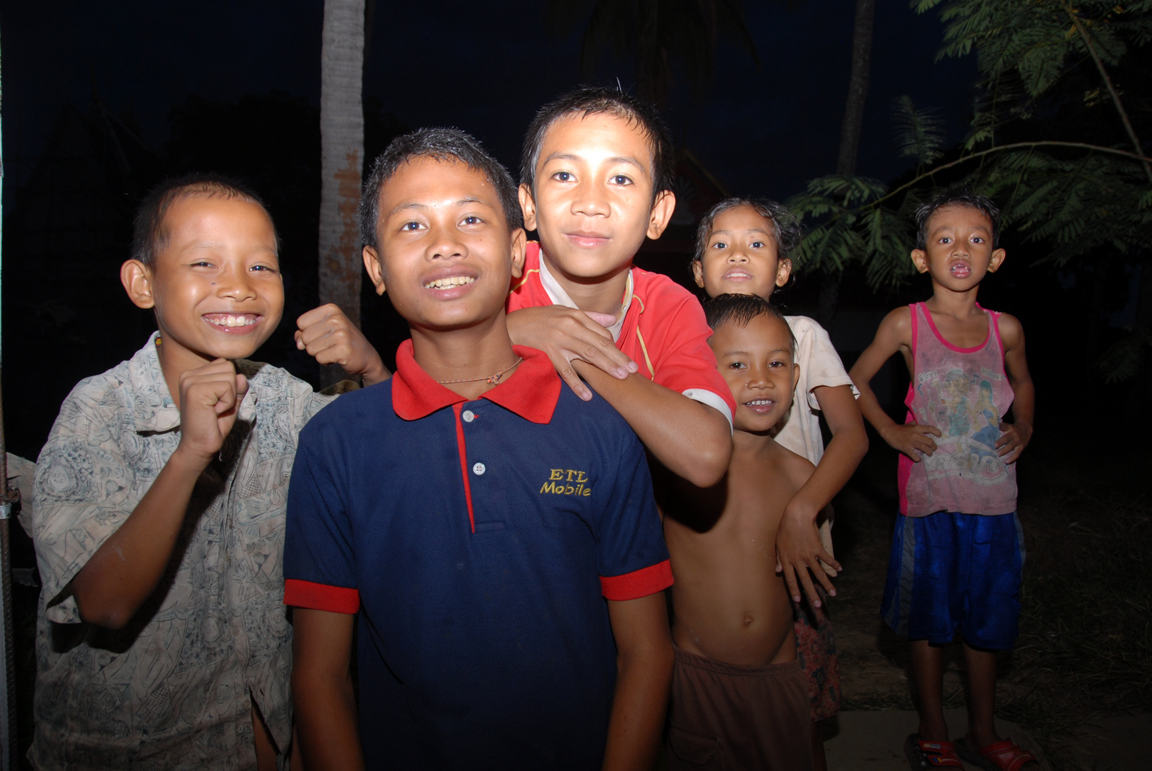 neugierige Jungs auf der Insel Don Daeng