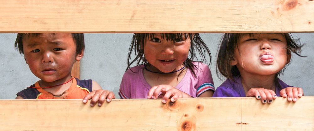 Neugierige Kinder, herausgestreckte Zunge als Zeichen der Freude...