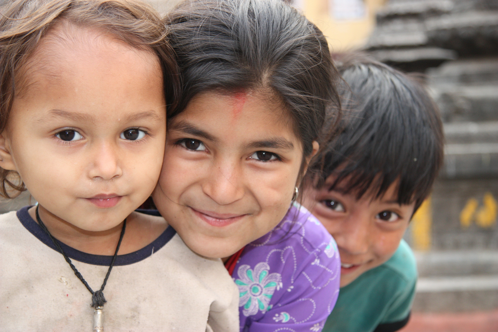 Neugierige Kinder in Kathmandu