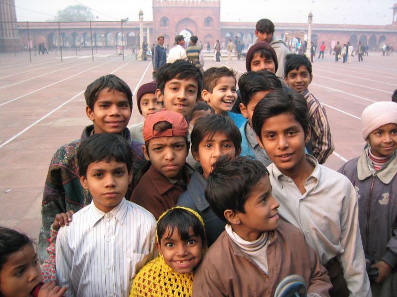 Neugierige Kinder vor Jama Masjid Delhi