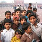 Neugierige Kinder vor Jama Masjid Delhi