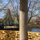 Neugieriger Blick auf die Brücke