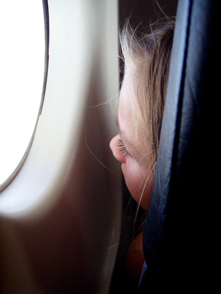 Neugieriger Blick aus dem Flugzeug ...