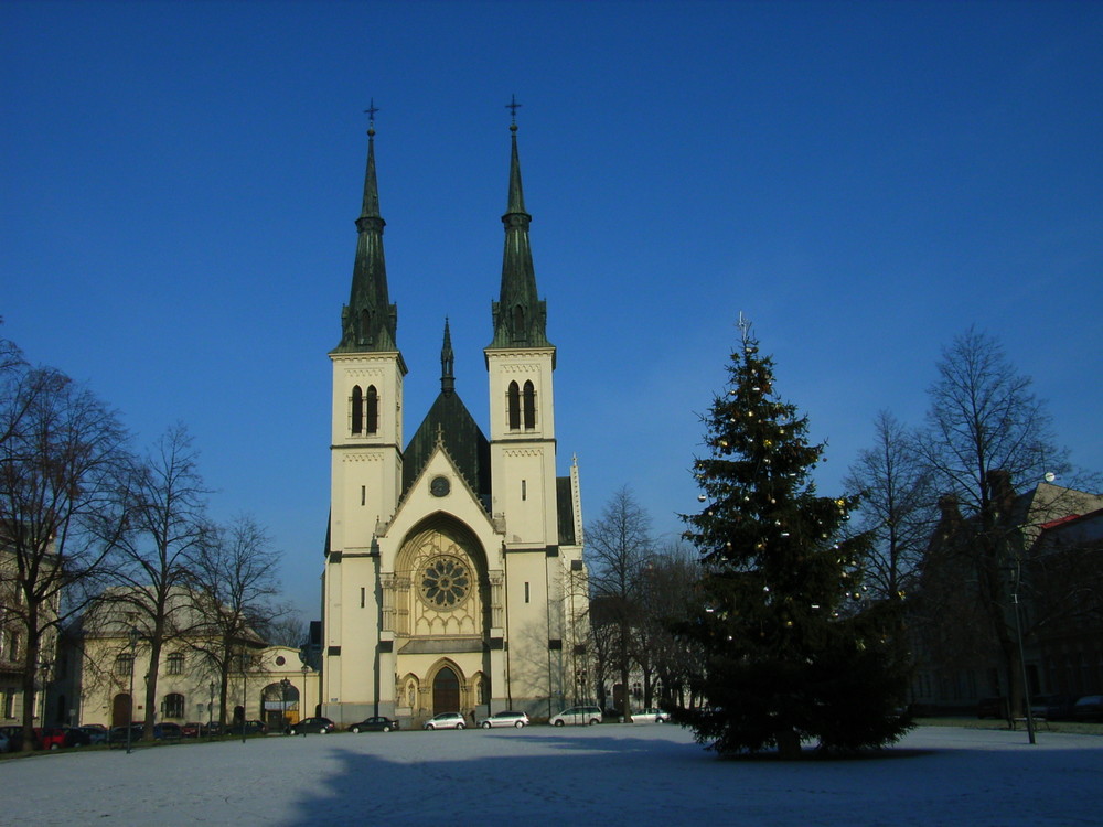 Neugotische Kirche mit Pfarrhaus in Ostrava, Ost-Mähren, Tschechien