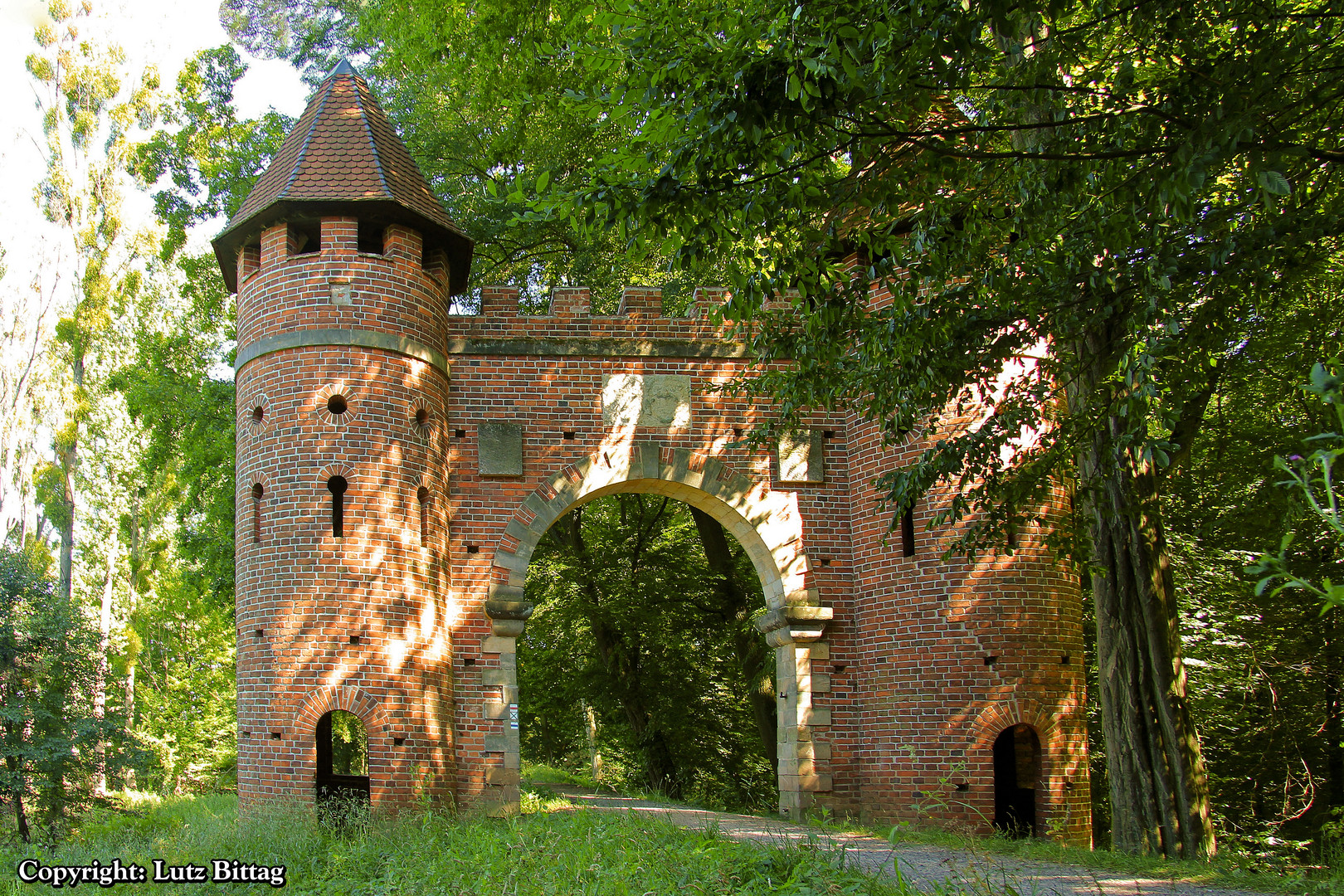 Neugotisches Burgtor am Sieglitzer Berg