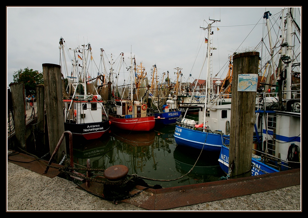 Neuharlingersiel Fischereihafen...