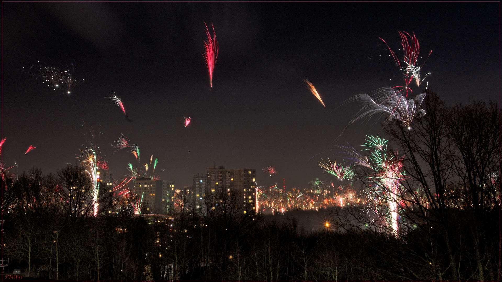 Neujahrsfeuerwerk 2013 über dem Dresdner Osten