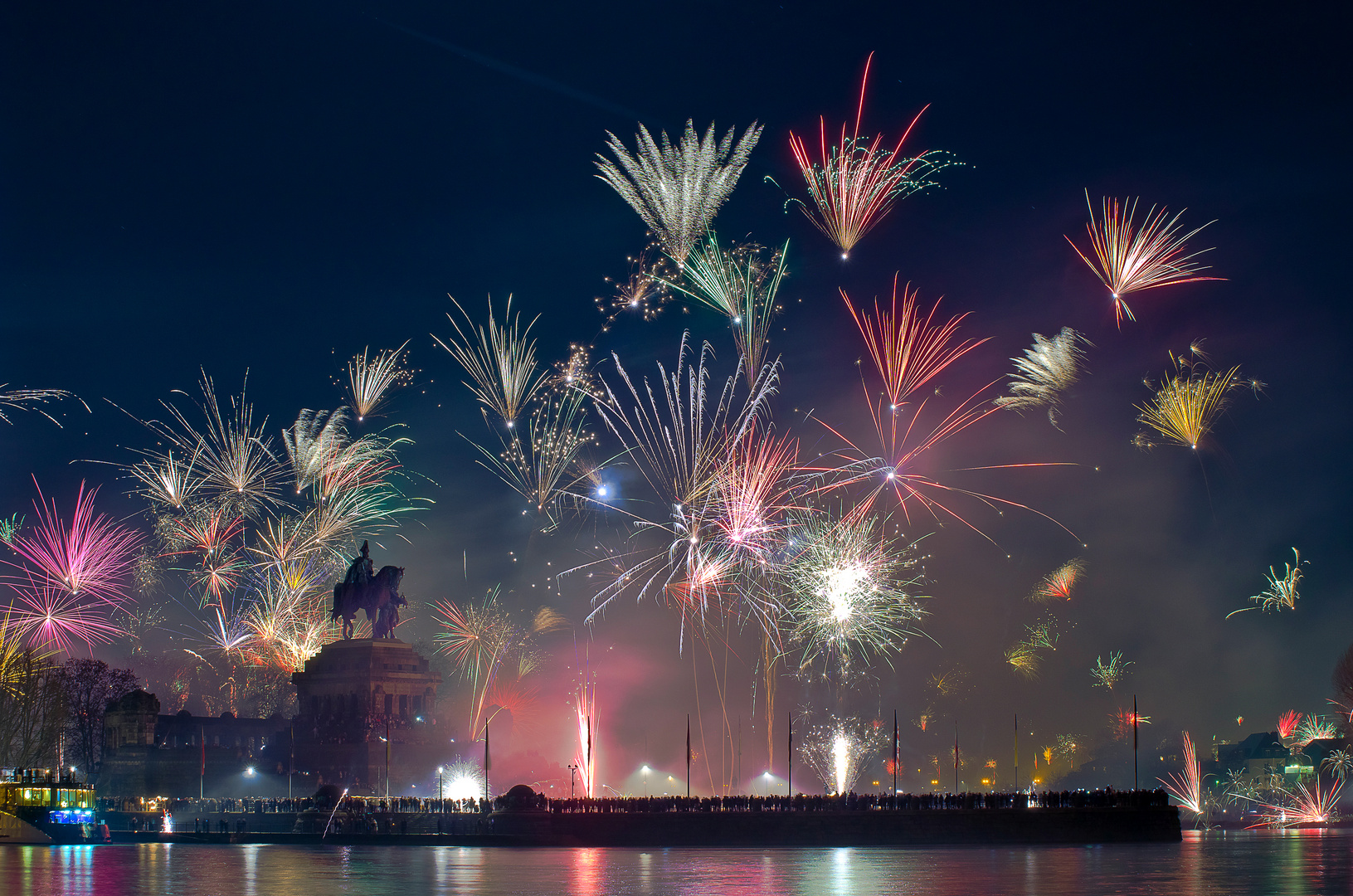 Neujahrsfeuerwerk 2023 am Deutschen Eck, Koblenz