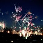 Neujahrsfeuerwerk bei sternklarem Himmel