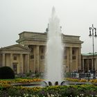 Neulich am Brandenburger Tor: Eine seltene Wanderfontäne rauscht durchs Bild.