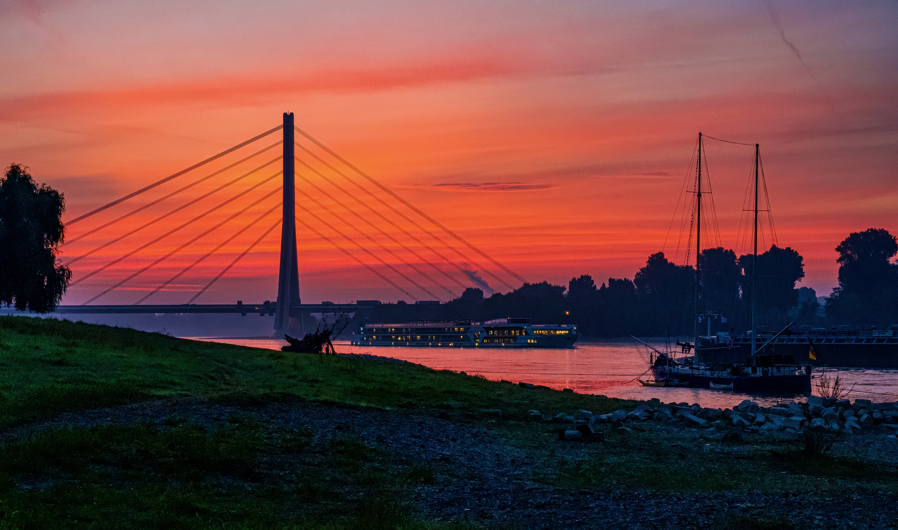 Neulich in Düsseldorf - 6.     Rheinschifffahrt am Morgen