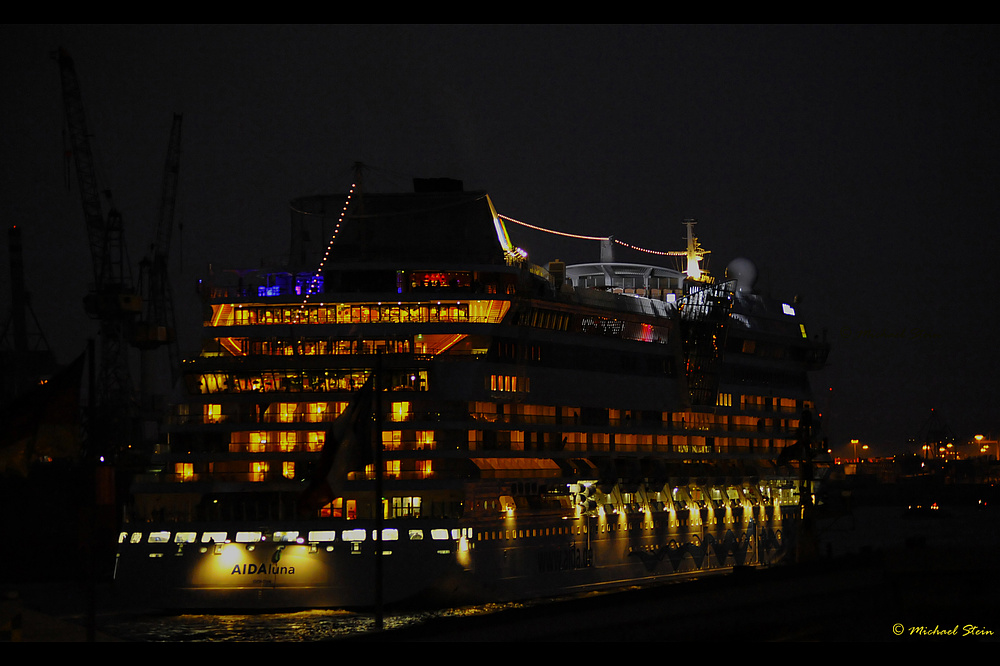 Neulich vor Brücke 10....AIDA Luna