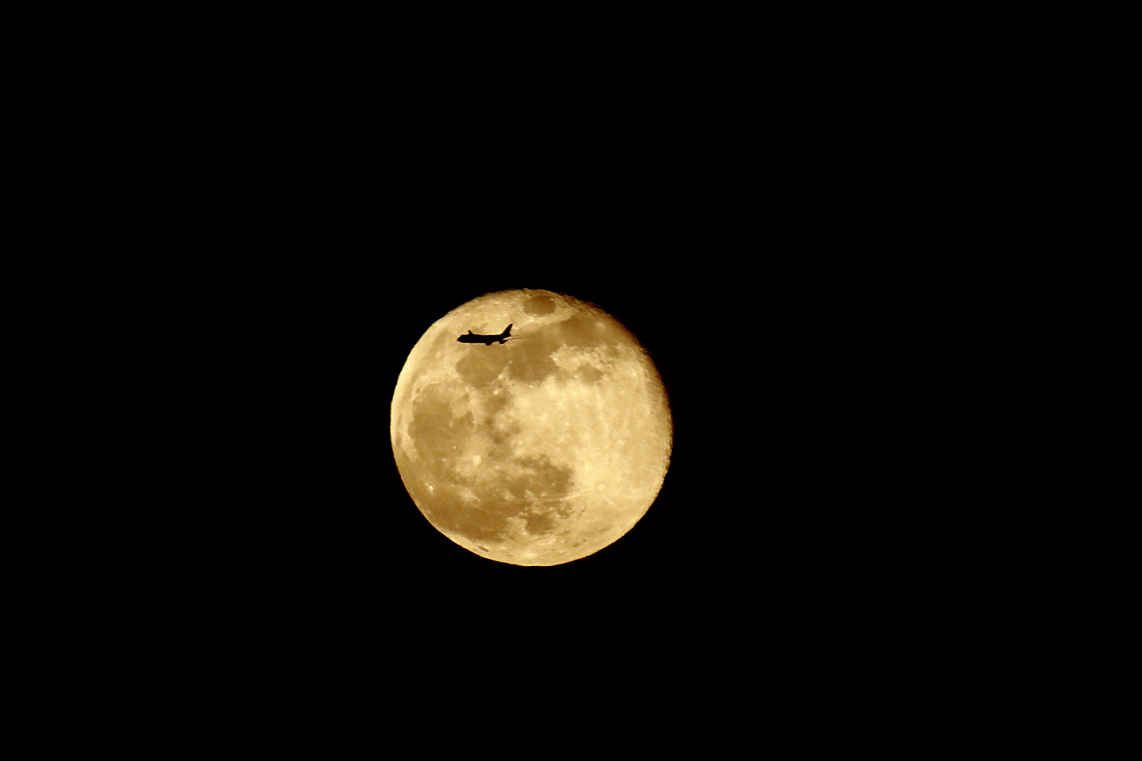 Neumond mit anderem Flugzeug