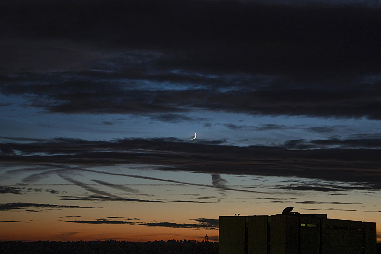 Neumond über der Stadt