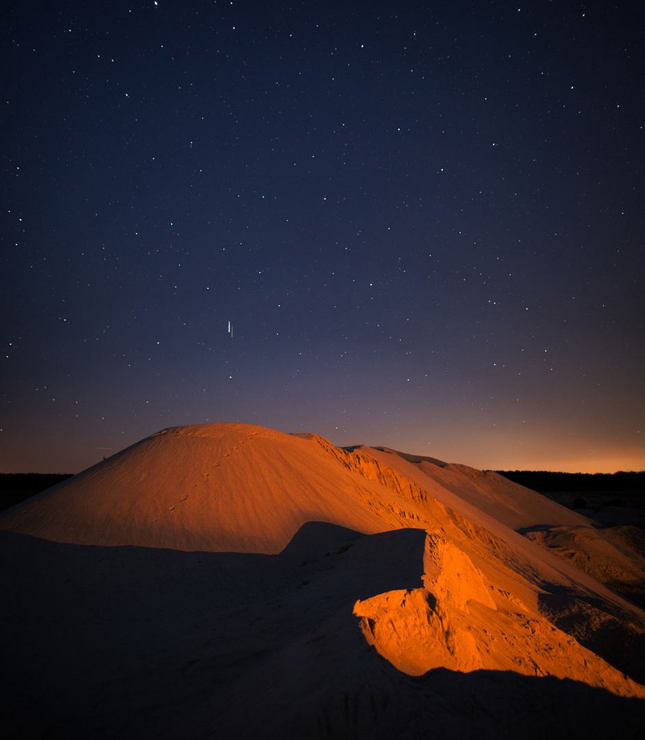 Neumond überm Kieswerk