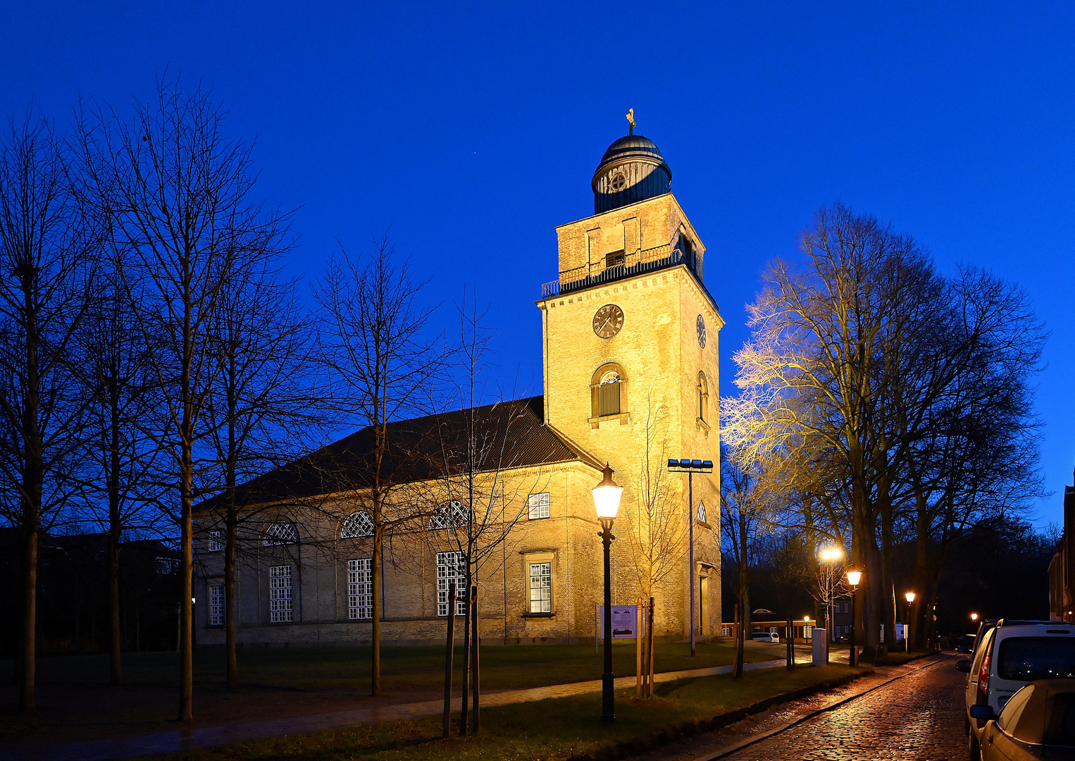 Neumünster am Dezemberabend vor Weihnachten