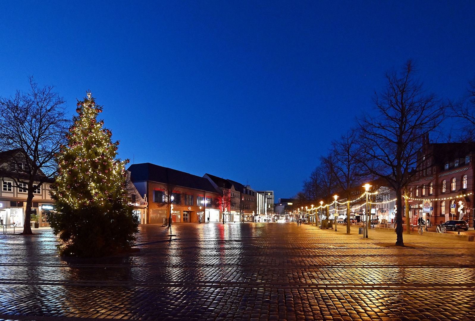 Neumünster am Dezemberabend vor Weihnachten