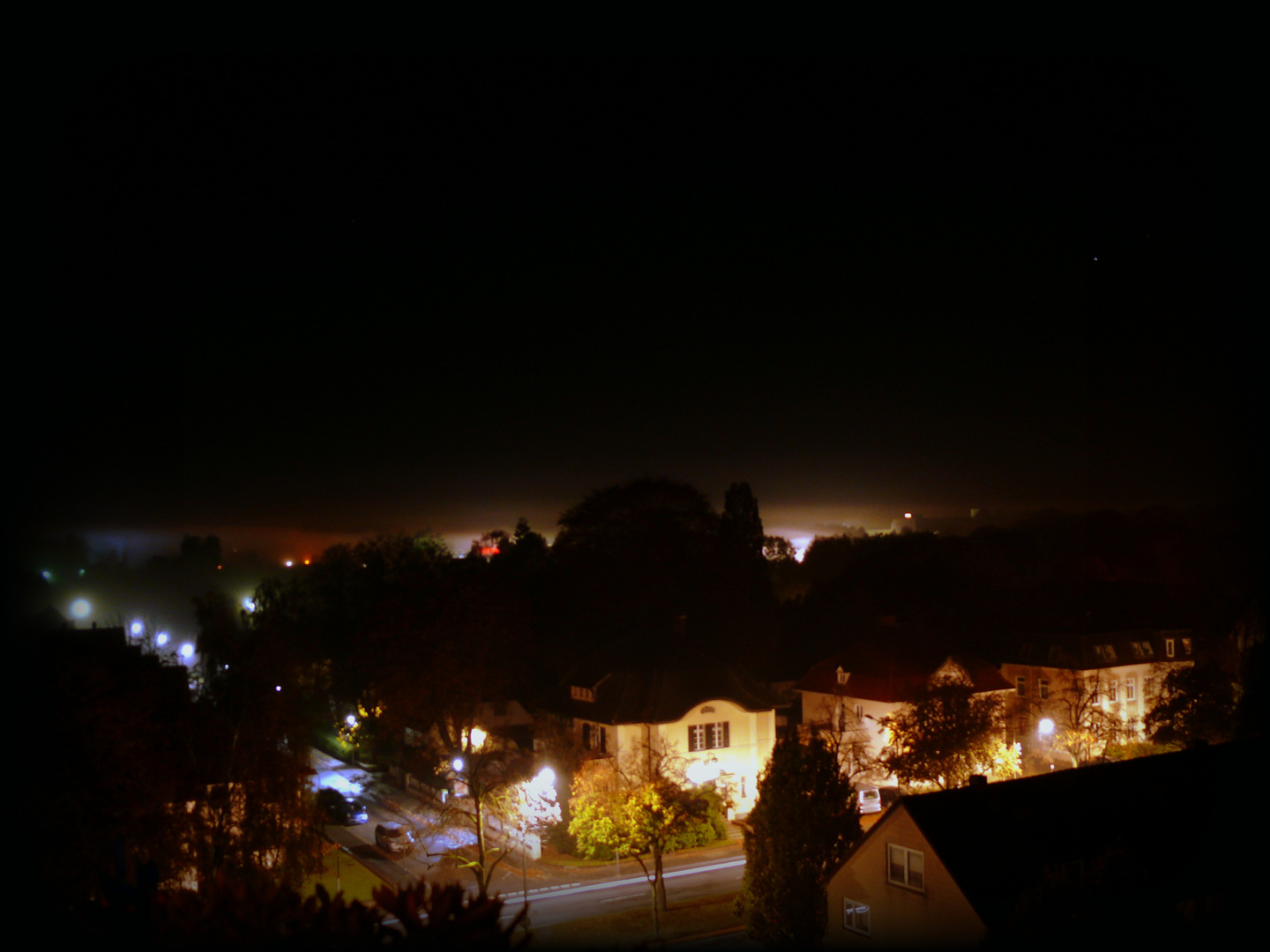 Neumünster zur Nacht (29. Oktober 2014) im leichten Nebel