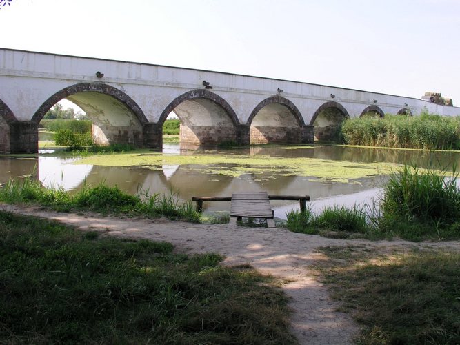 'Neun-Bogen' Brücke in der Puszta