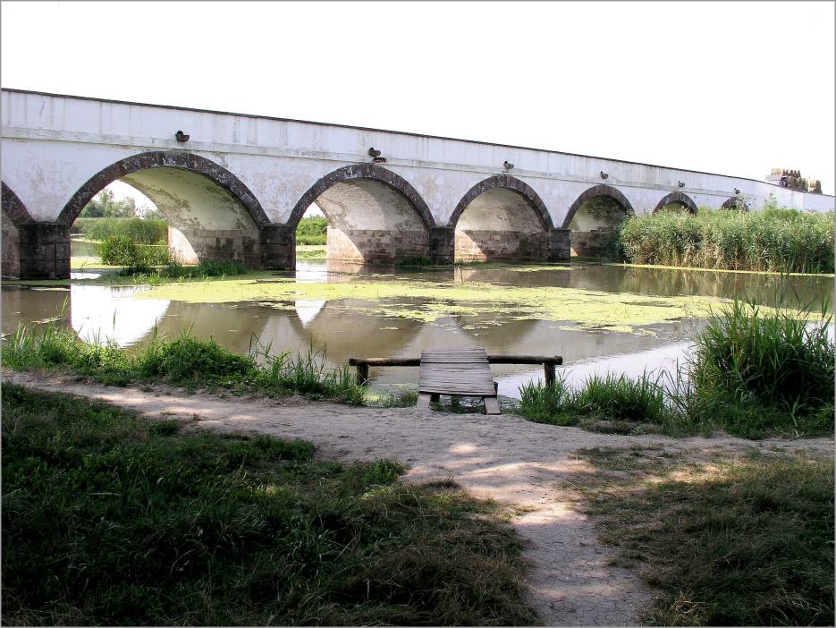 Neunbogenbrücke in der Puszta