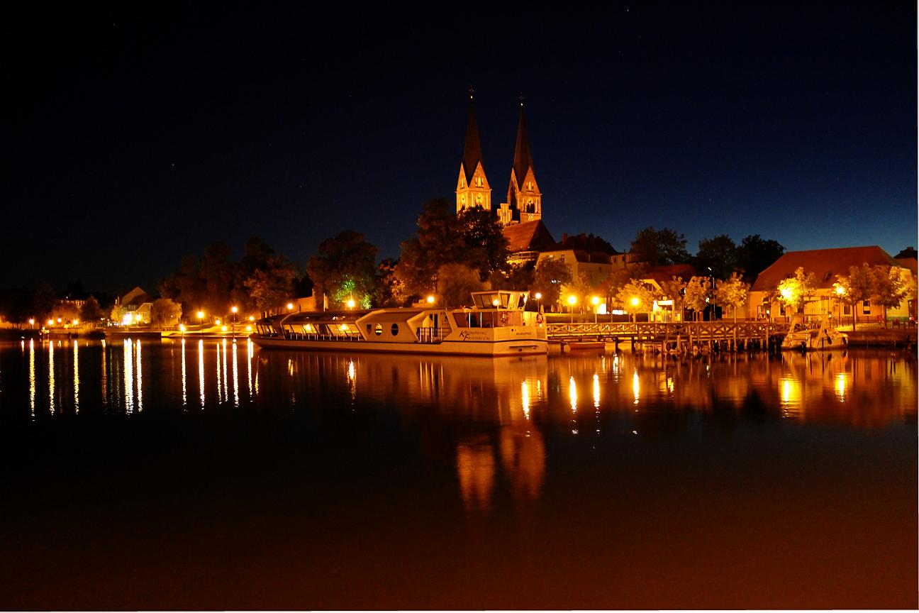 Neuruppin bei Nacht