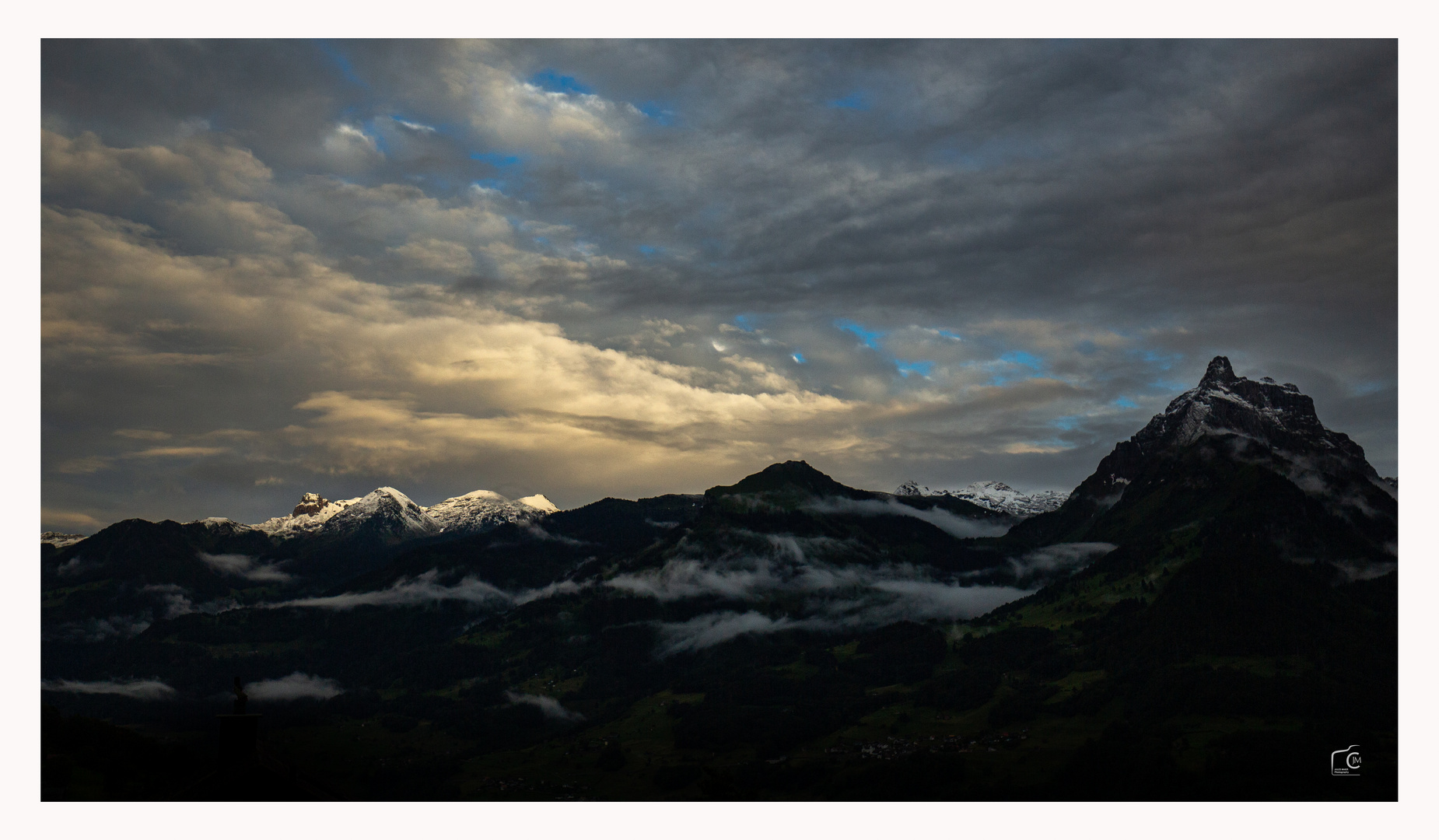 Neuschnee auf den Bergspitzen