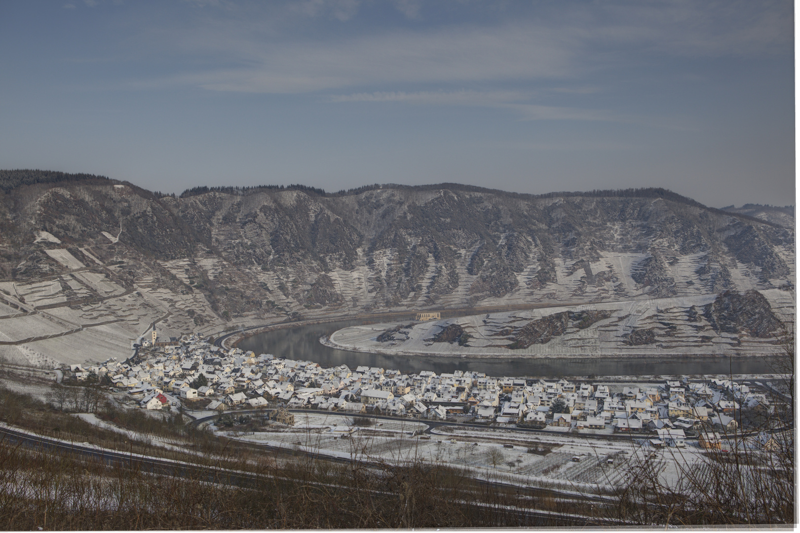 Neuschnee in Bremm mit Blick auf den Calmont