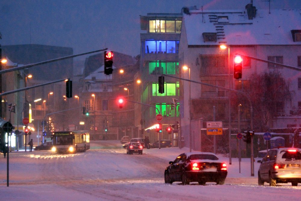 Neuschnee in der Stadt von Ruediger Kramer 