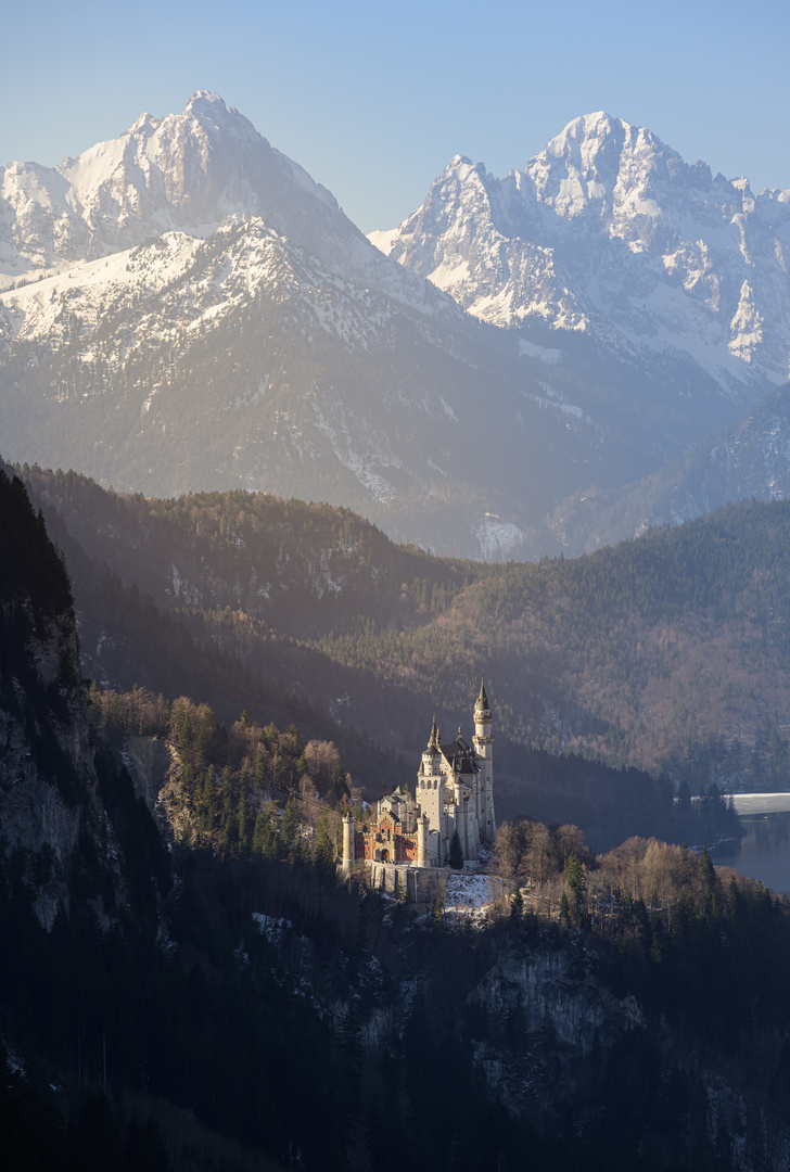 Neuschwanstein im frühen Sonnenlicht