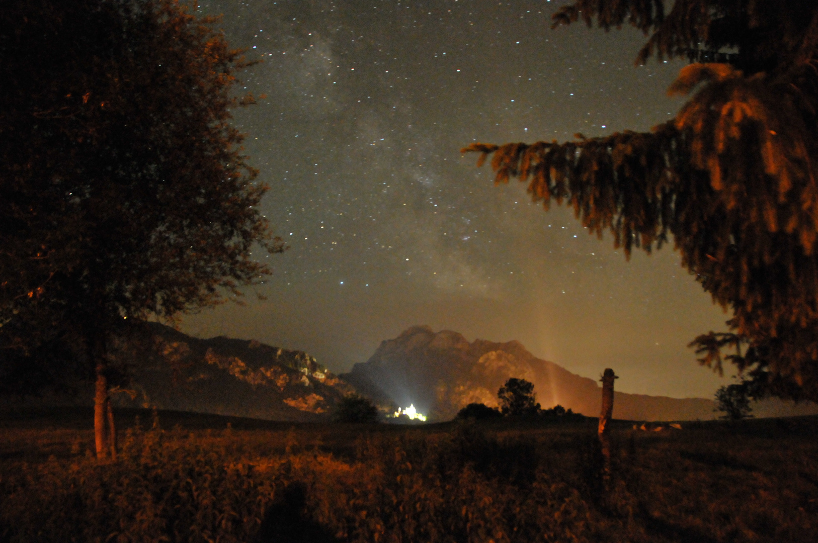 Neuschwanstein und die Michstraße bei Nacht