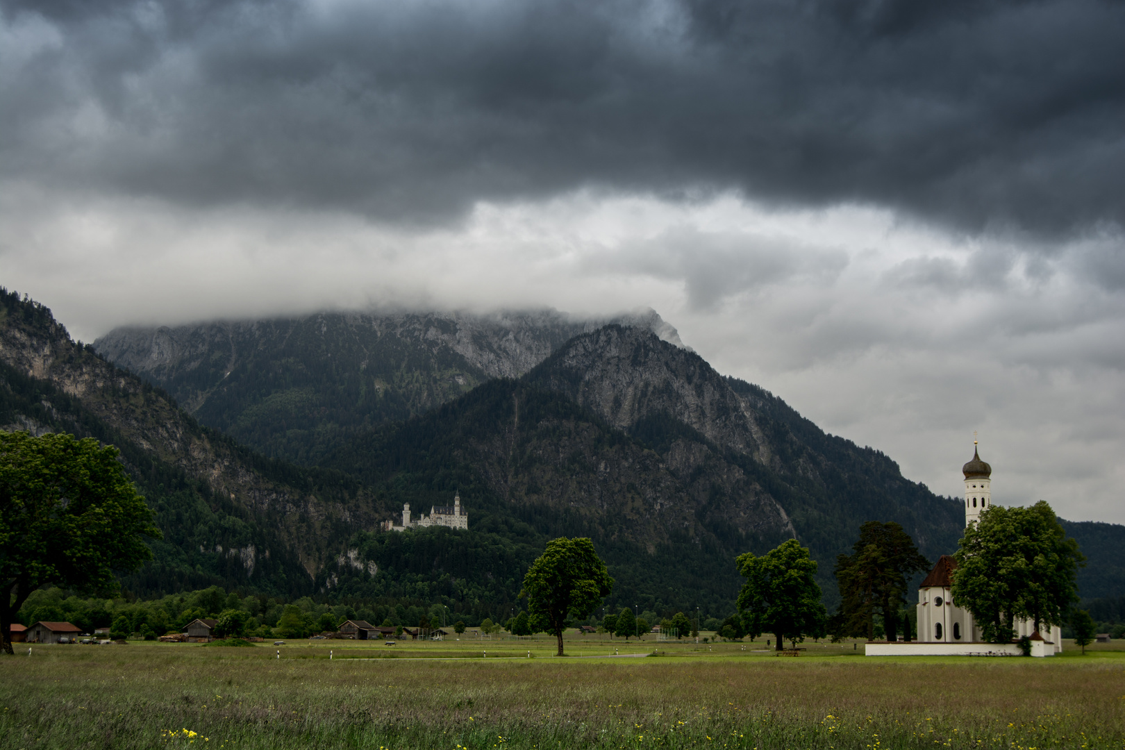 Neuschwanstein unter bedrohlichen Wolken