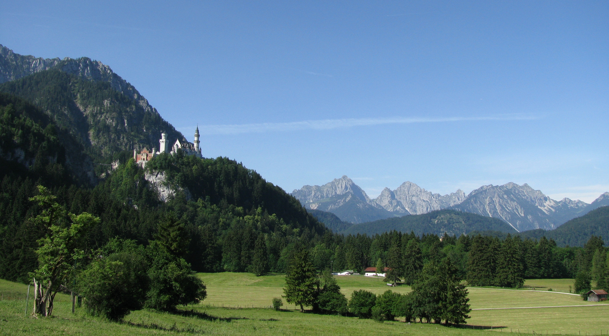 Neuschwanstein vor Alpenkulisse