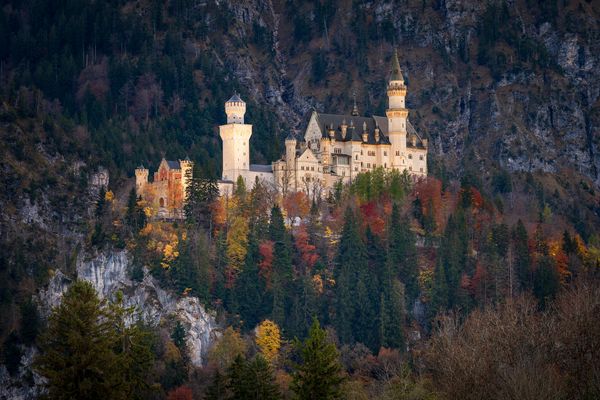 Neuschwanstein zwischen Tag und Nacht