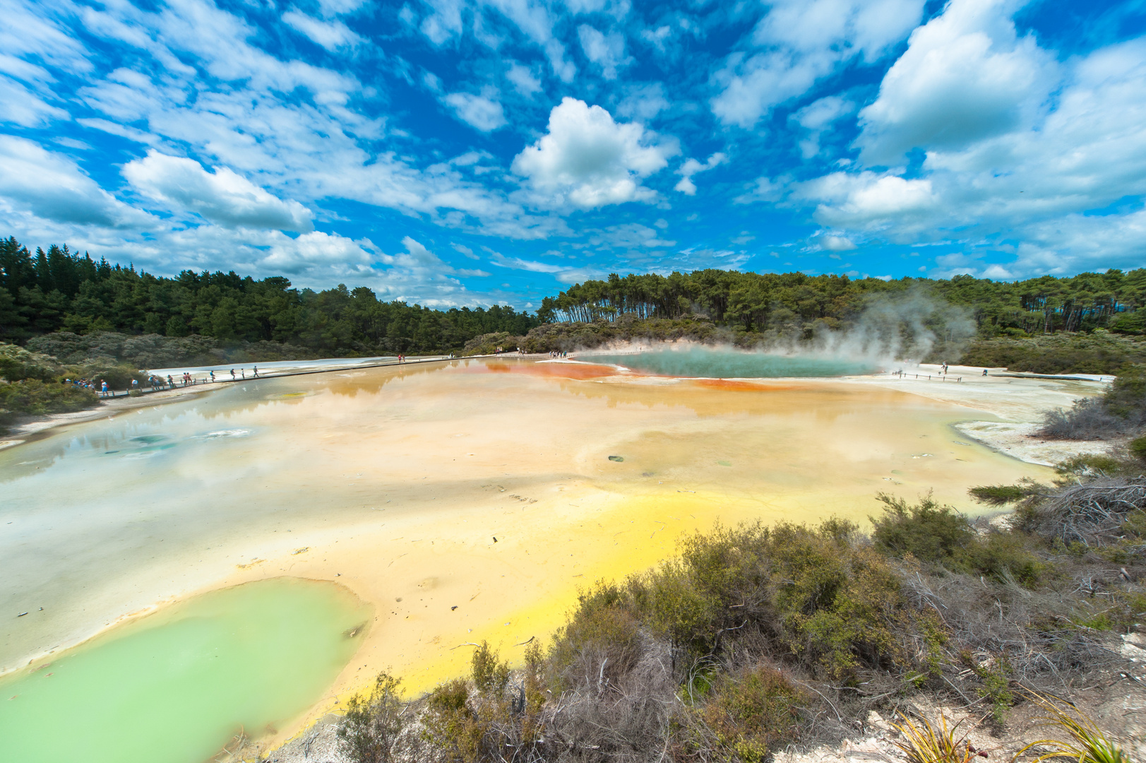 Neuseeland: Wai-O-Tapu Artist's Palette mit dem Champagne Pool