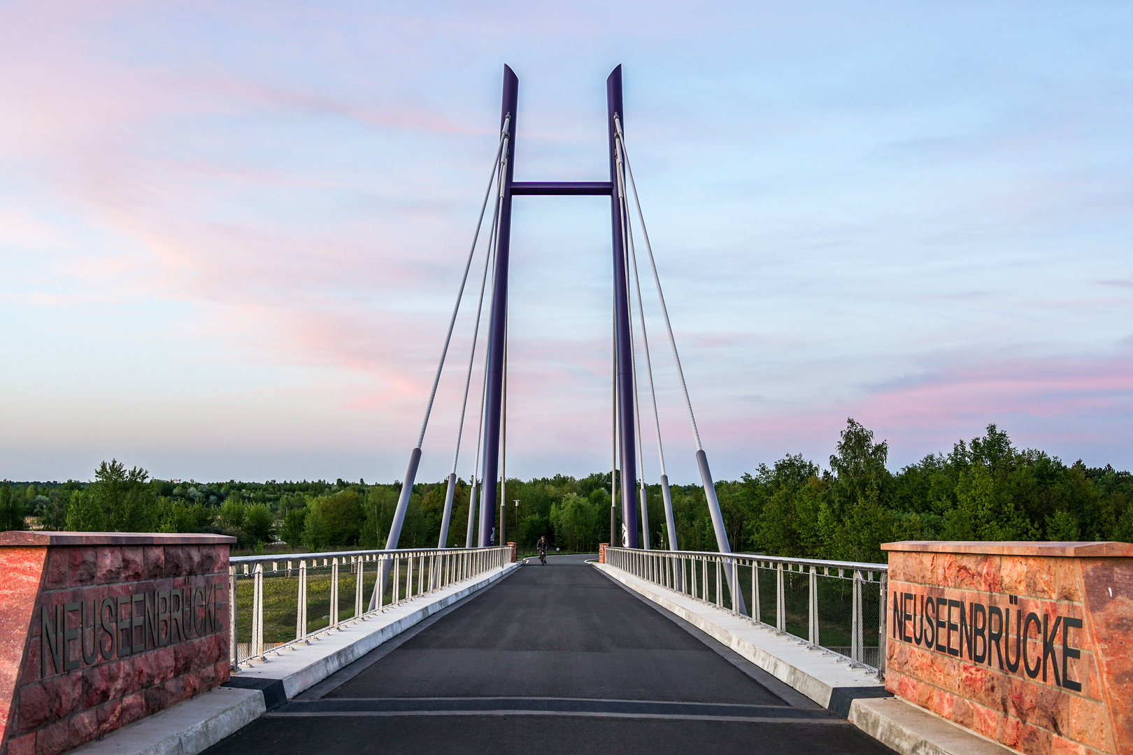 Neuseenbrücke bei Leipzig im Abendlicht