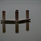 Neusiedlersee im morgentlichen Nebel mit Steg