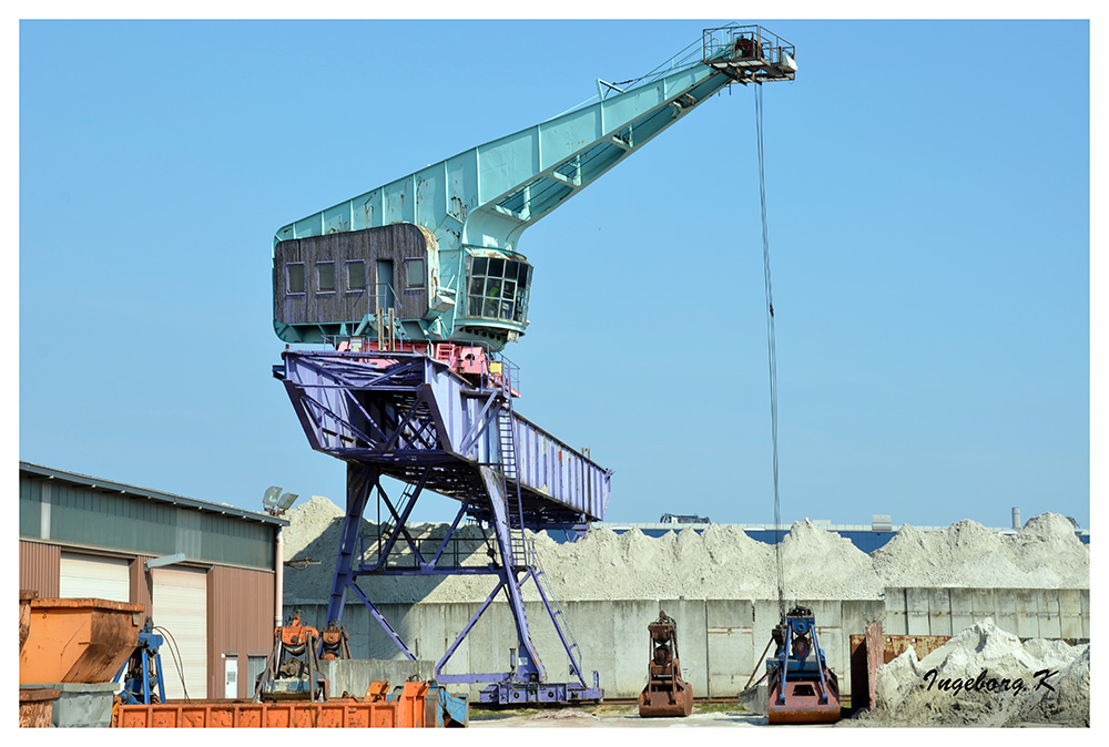 Neuss - Hafen - Verladekran für Sand und Kies