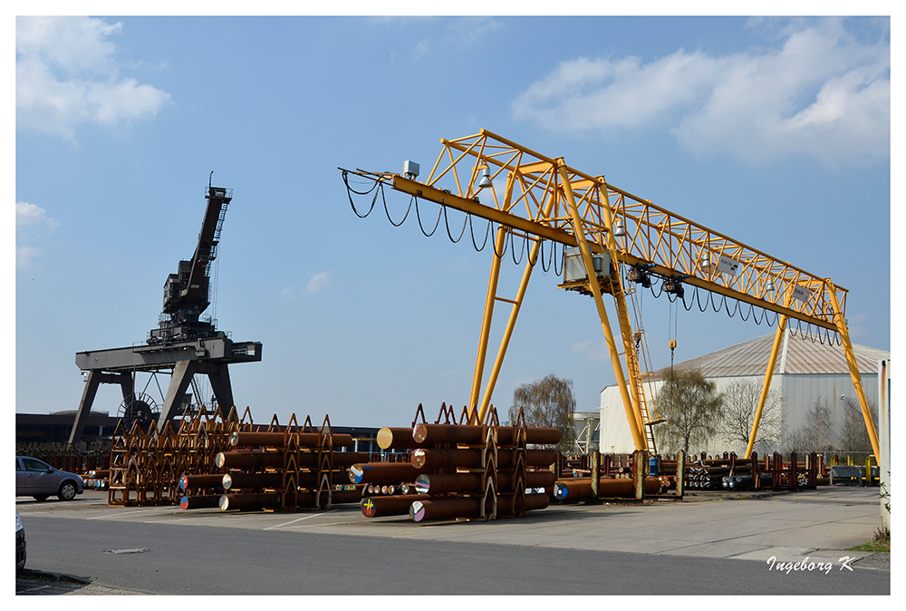 Neuss - Hafen - Verladestation für Stahlrohre