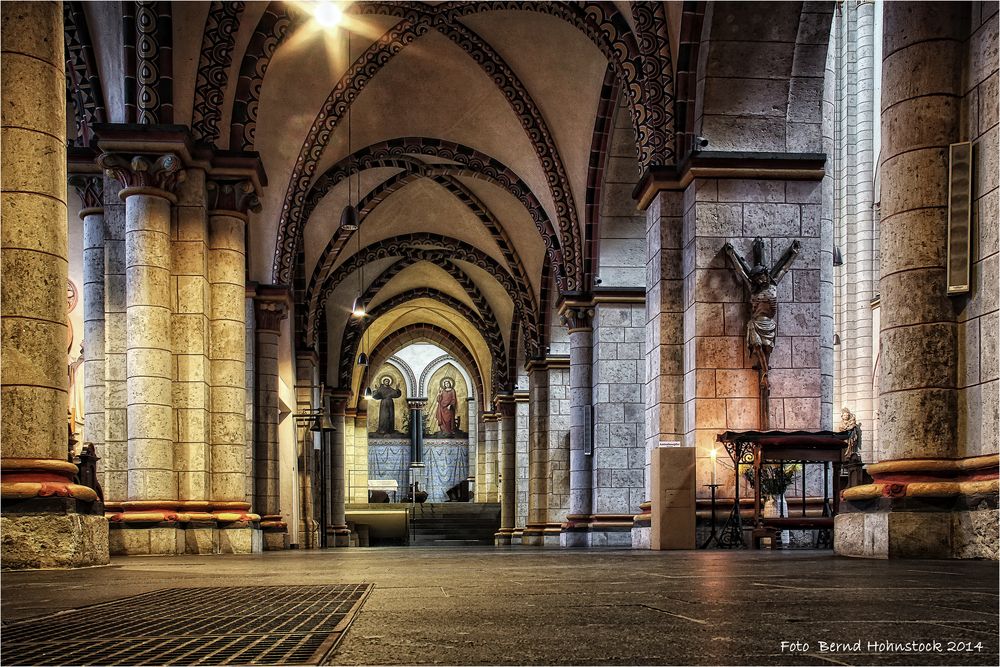 Neuss Quirinus-Münster immer im anderen Licht ...