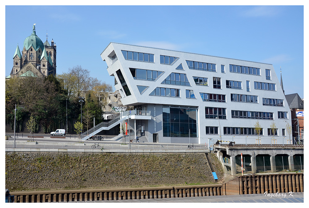 Neuss - Quirinusmünster und Gebäude am Hafenbecken 1 zur Innenstadt