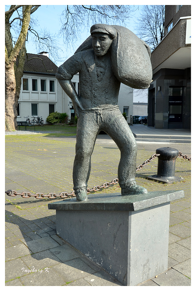 Neuss - Skulptur eines Hafenarbeiters