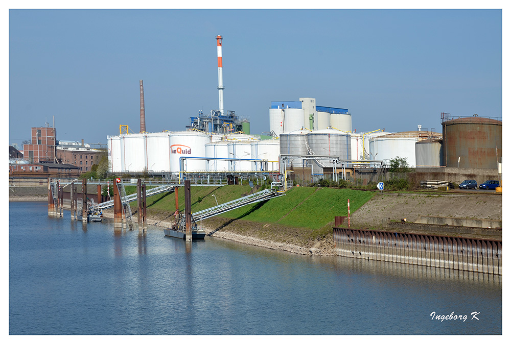 Neuss - Tanklager im Hafen