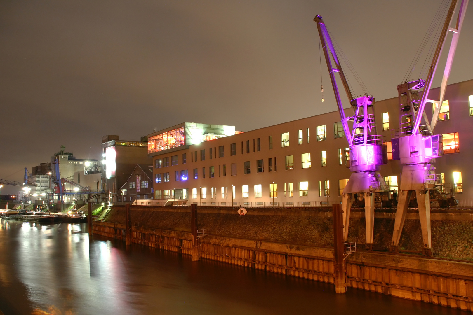 Neusser Hafen bei Nacht