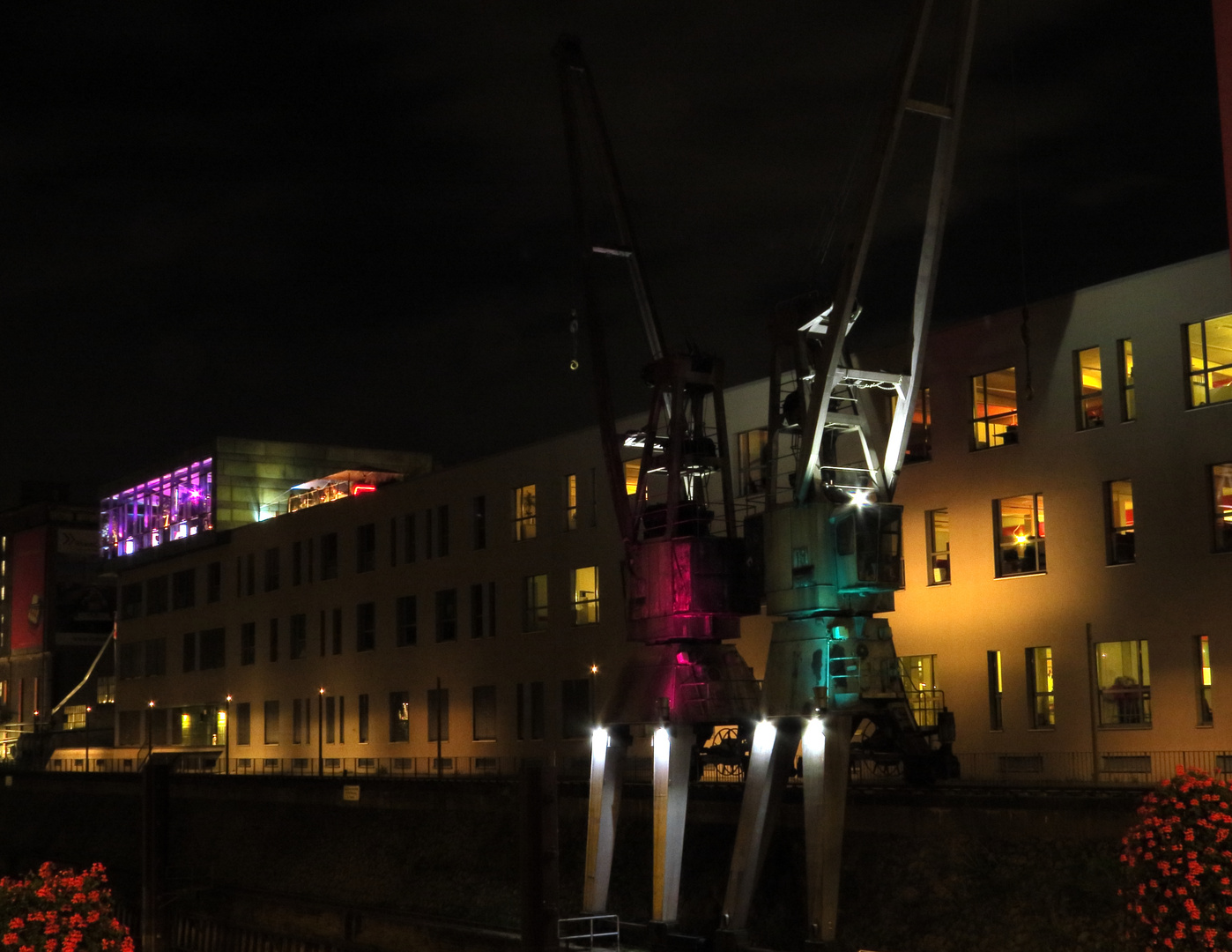 Neusser Hafen bei Nacht